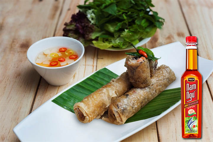 nước mắm nam ngư 3 trong 1 trong bữa ăn Việt