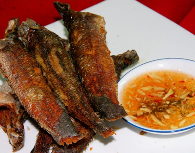 Cách làm cá lóc đồng chiên giòn chấm mắm gừng